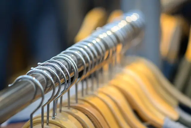 10 Astuces Incontournables pour Harmoniser Votre Garde-Robe